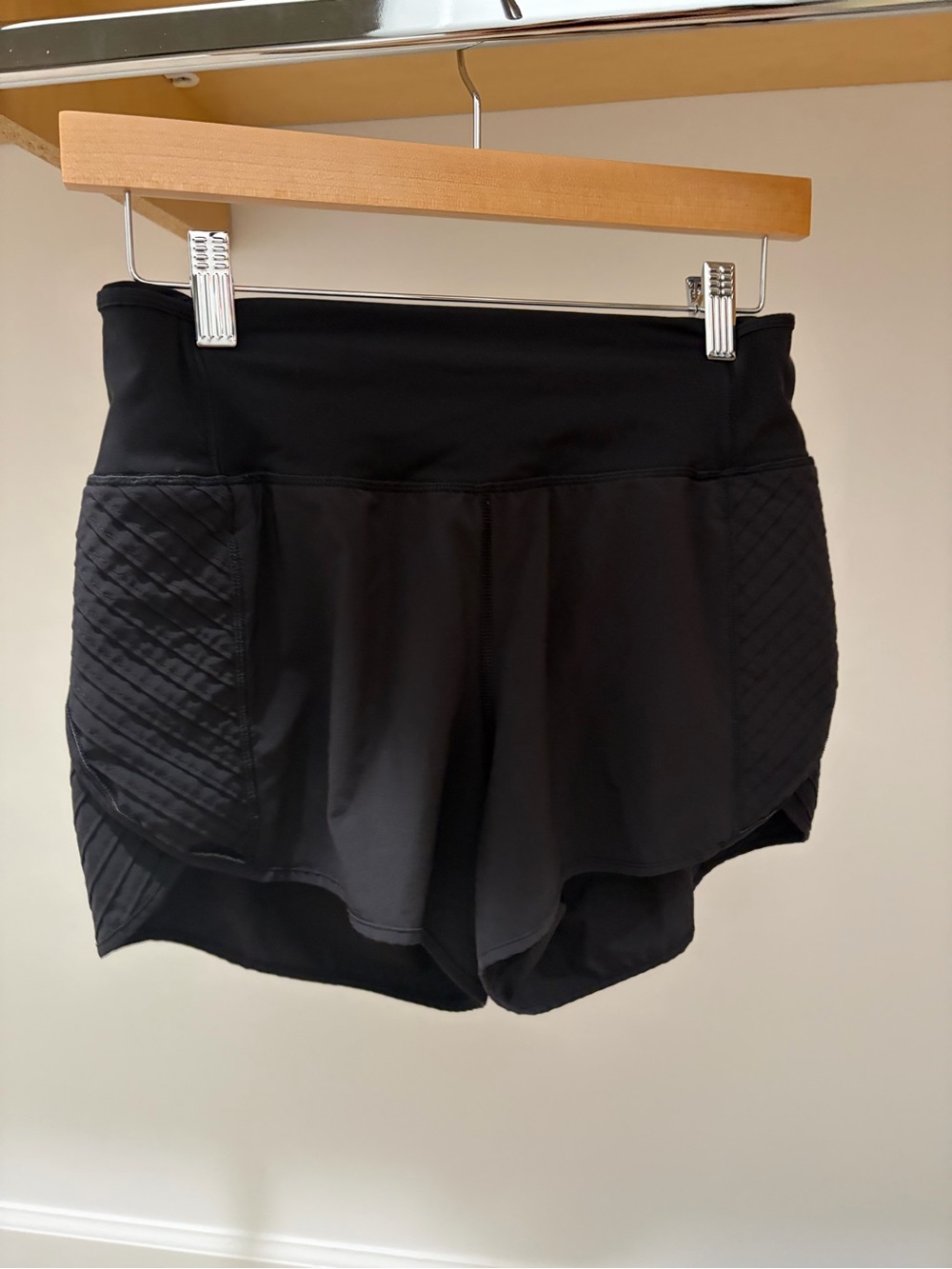 Lululemon Fast and Free Hot Shorts 2.5 Black Quilted Side Panels